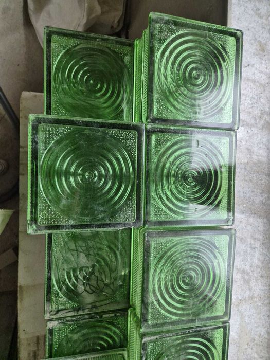 Sprzedam zielone luksfery. Niektóre z nich są po demontażu.