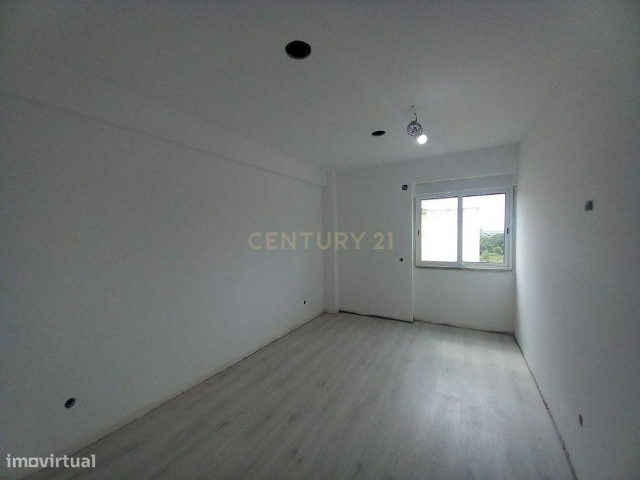 T2 Totalmente Remodelado no Carregado – Cozinha Equipada e Excelente A