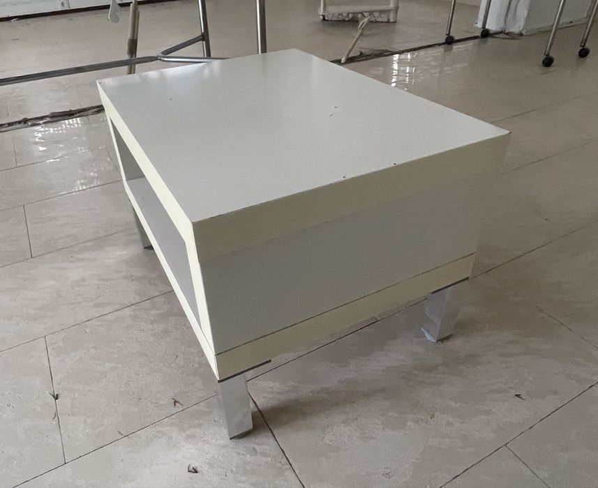 Mesas baixas brancas com pés em metal