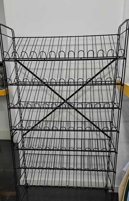 Expositor preto em metal