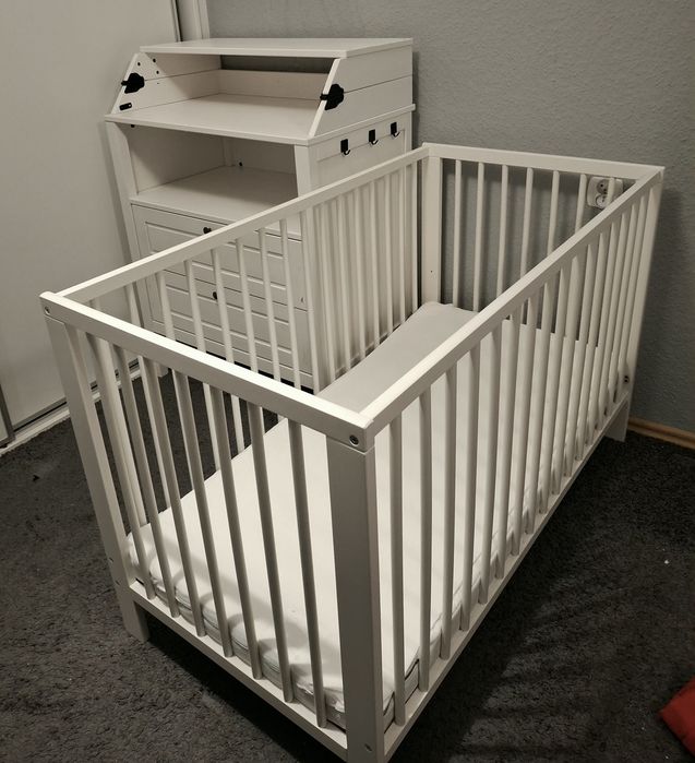 Łóżeczko + przewijak z komodą Ikea+nowy materac z matą