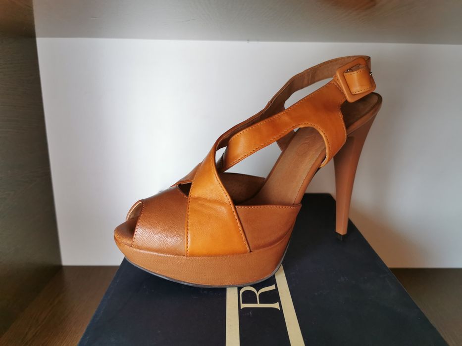 Buty skórzane Ryłko na koturnie z obcasem