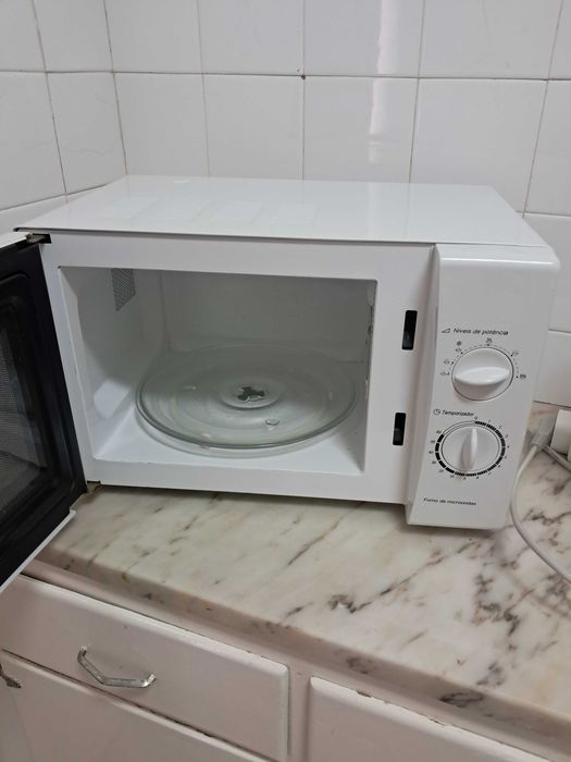 Microondas marca Haier usado em bom estado