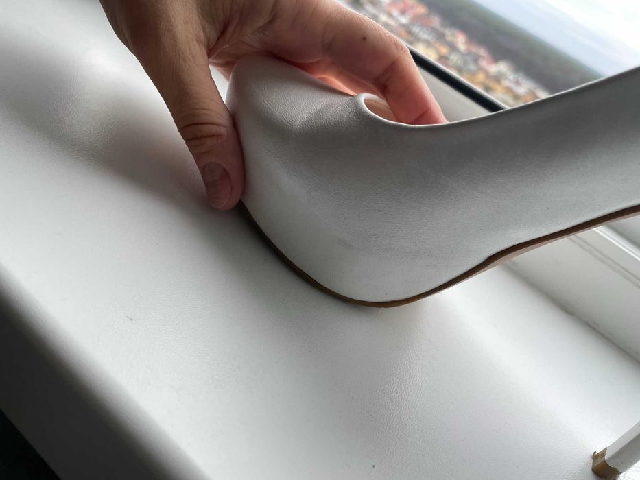 Продам білі туфлі 39 розміру