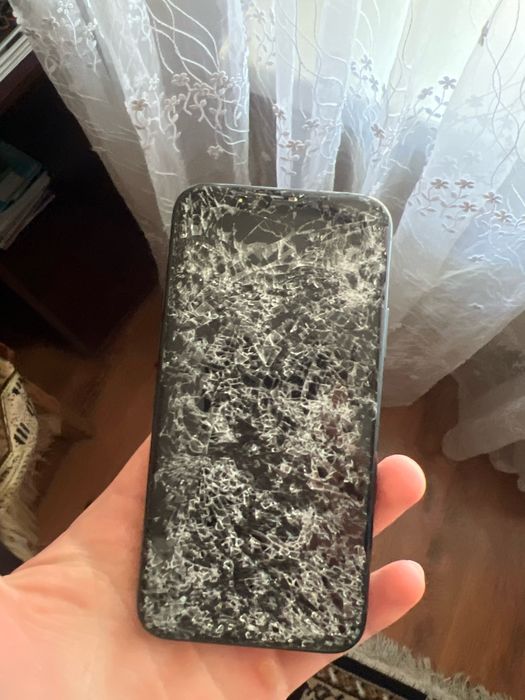 Iphone 11 pro на запчасти. Продажа целым.