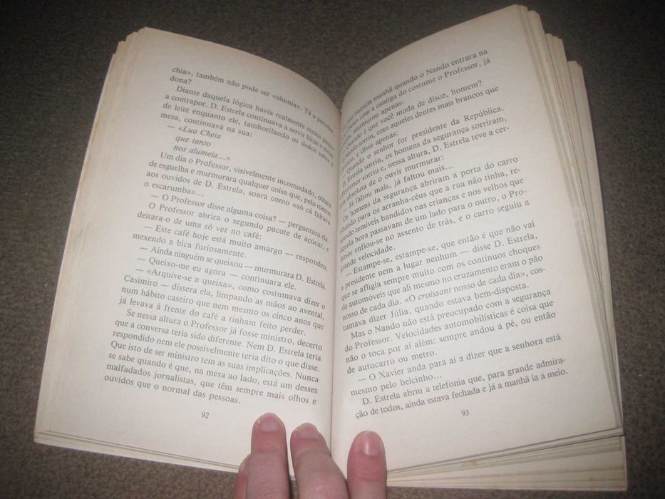 Livro "A Lua Não Está Á Venda" de Alice Vieira