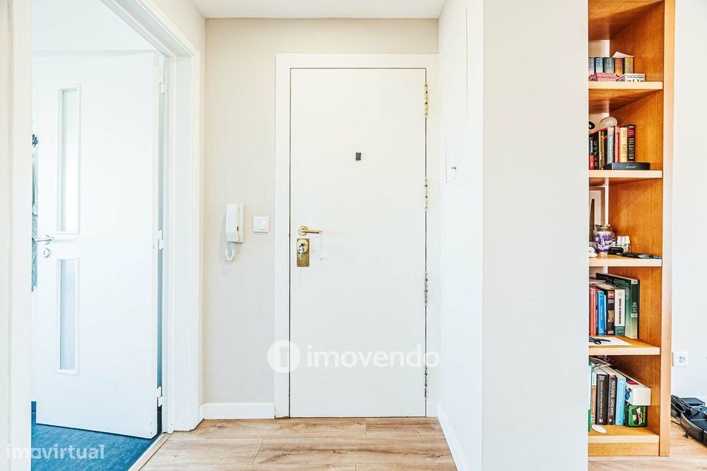Apartamento T2 com boas áreas e muita luz natural, em Telheiras