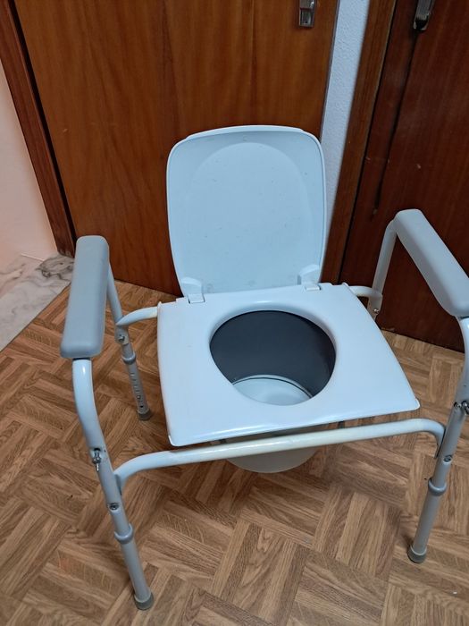 Cadeira Sanitária  e de Banho,  com  pouco uso