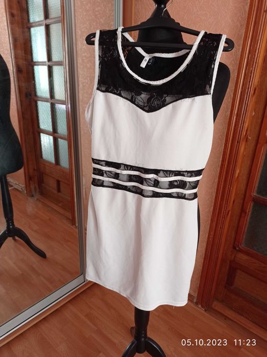 Платье для девочки р.38 белое с черными кружевными вставками.