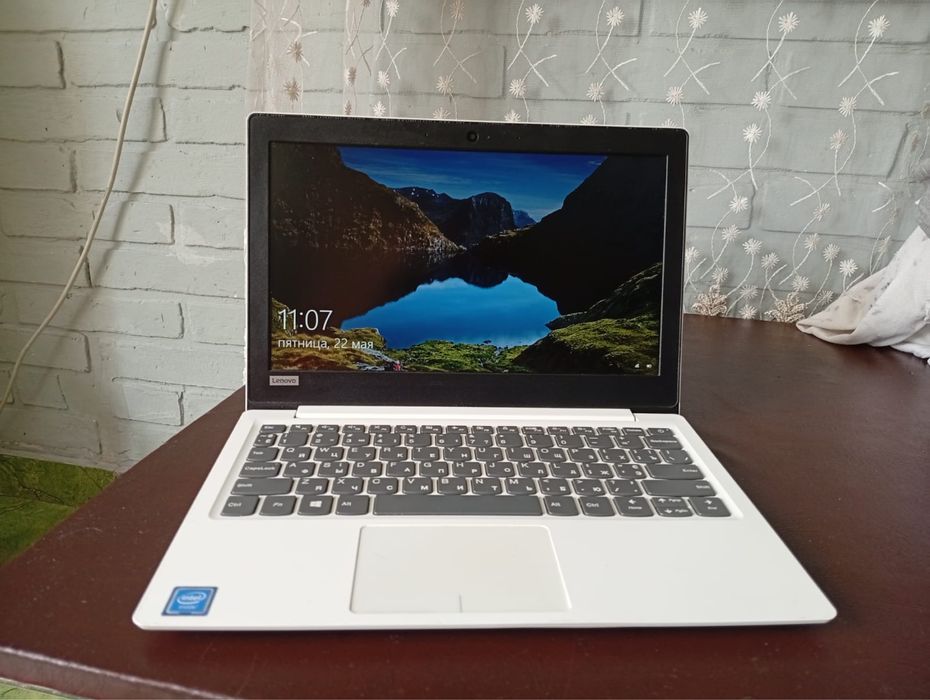 Продам ноутбук lenovo  повністю робочий батарея тримає добре )