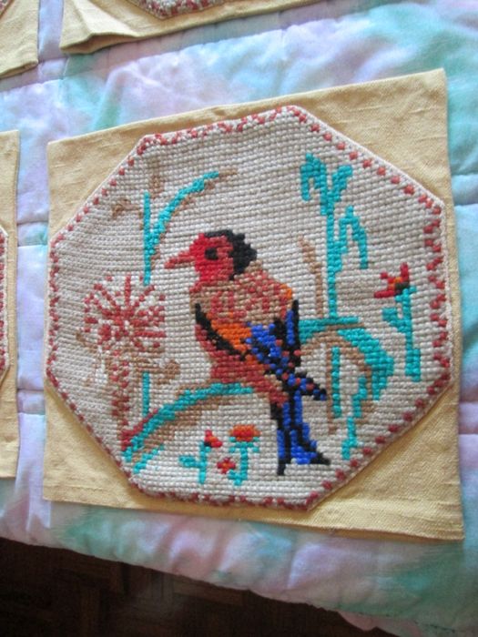 8 almofadas bordadas a ponto cruz