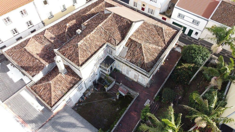 Investimento excecional no coração de Ponta Delgada — prédio de gaveto