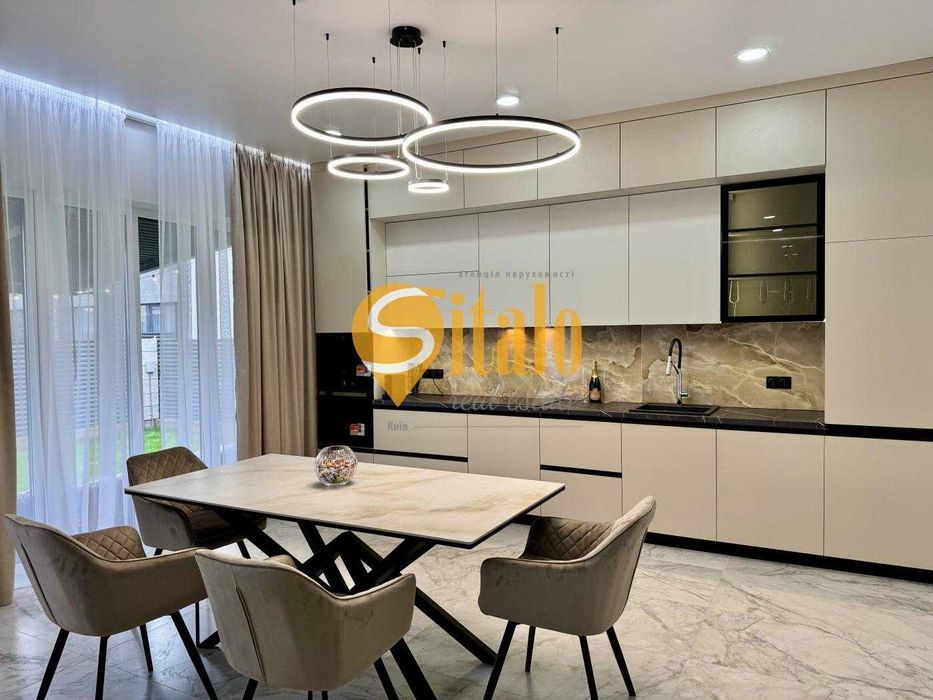 Невеликий будинок в котеджному містечку