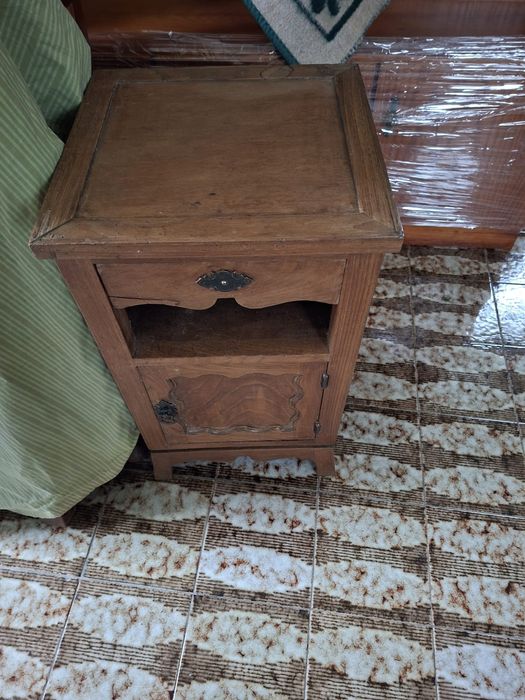 Cama antiga com duas mesinhas de cabeceira.