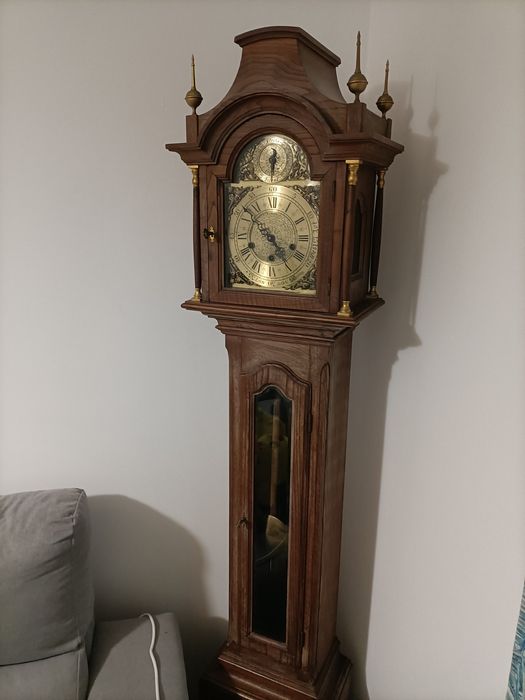 Relógio antigo de pé