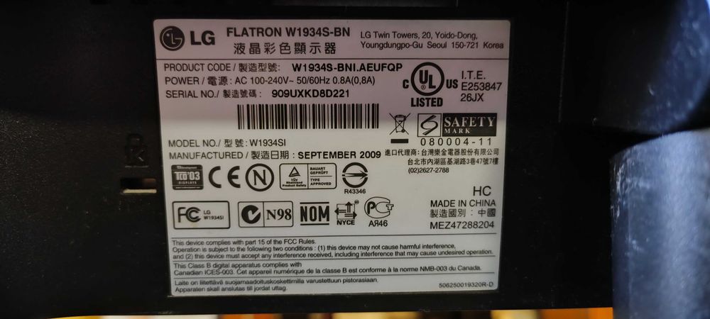 Cztery monitory komputerowe LG 19", IBM 17", Samsung 19", LG 19"