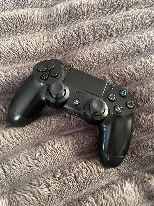 PlayStation 4 500GB + 2 pady