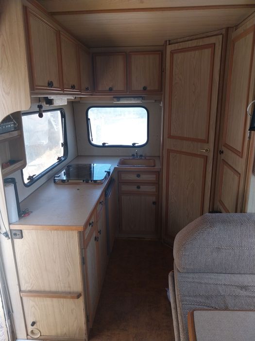 Vende-se autocaravana clássica Mercedes-Benz MB 100 com célula Eura Mobil, muito estimada e em excelente estado geral.