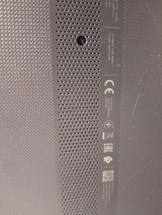 Продам ноутбук hewlett-packard 250 G6, батарею и шарниры экрана менять