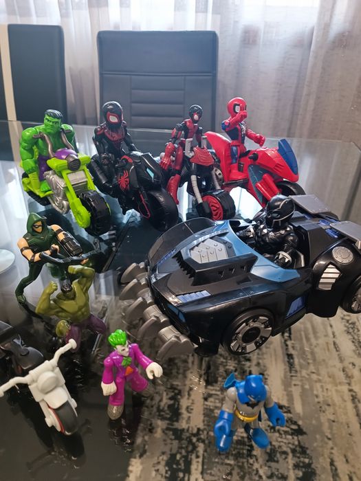 Vários avengers com veículos