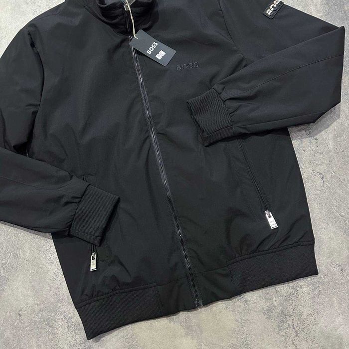 Якісна чоловіча вітрвока HUGO BOSS(розмір-XL)