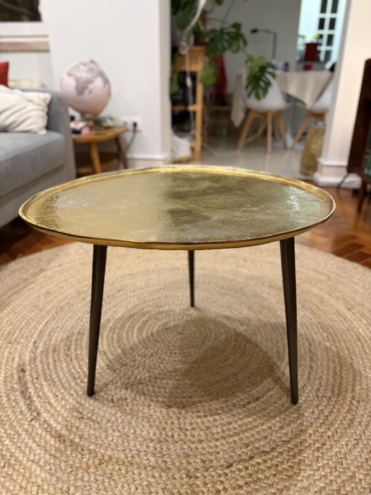 Mesa de centro oval em metal dourado e preto
