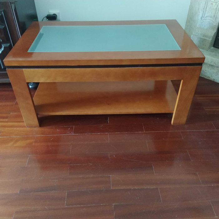 Vendo mesa de centro em madeira com vidro