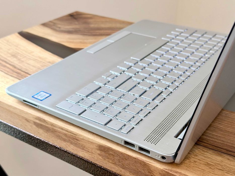 HP Pavilion 15 / i3-7020U / 8GB DDR4 / 256GB SSD / 15,6 FHD / UHD 620