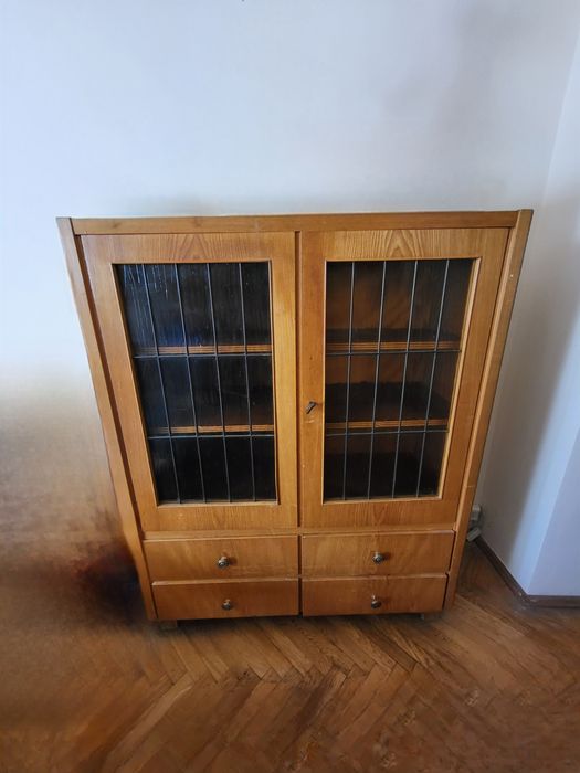 Solidna komoda - witryna drewniana