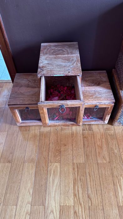 Móvel de 4 gavetas madeira maciça