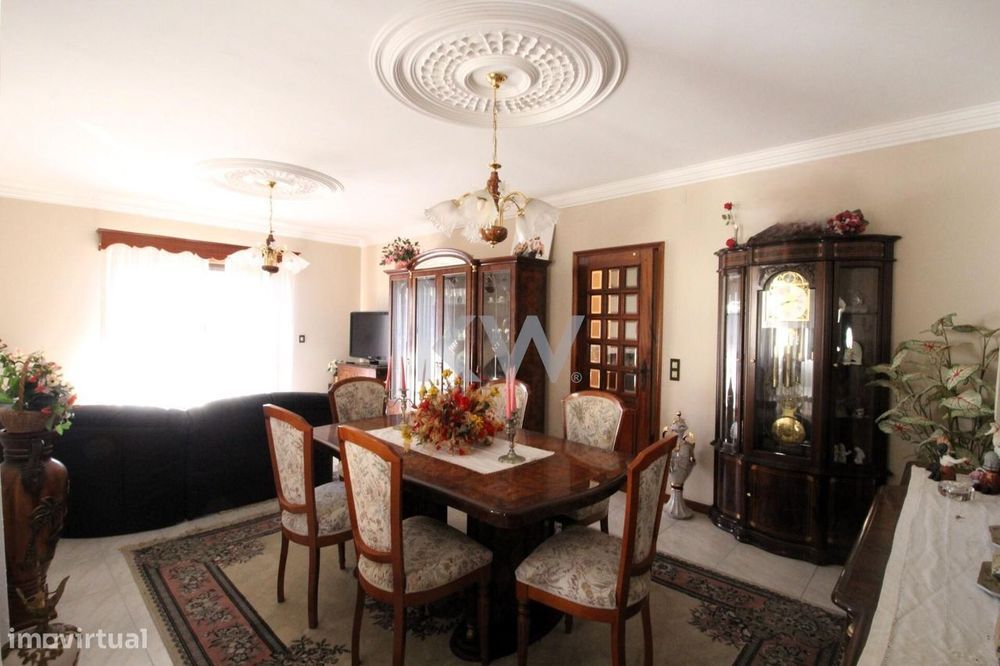 Moradia T4+3 com Garagem, Sótão e 1740m2 de Terreno em Cucujães, Olive