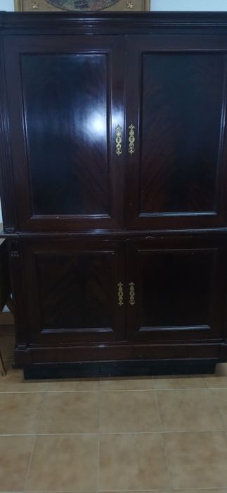 Armário antigo para televisor
