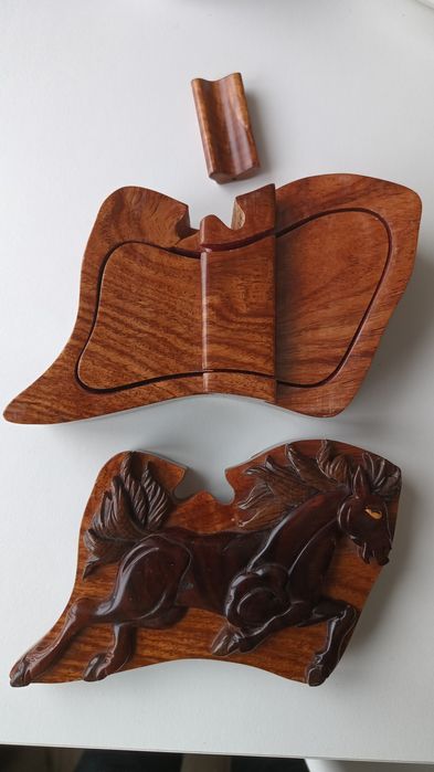 Шкатулка дерев'яна з секретом.