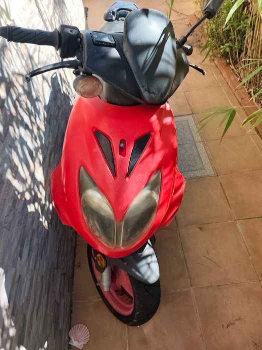 Scooter vermelha