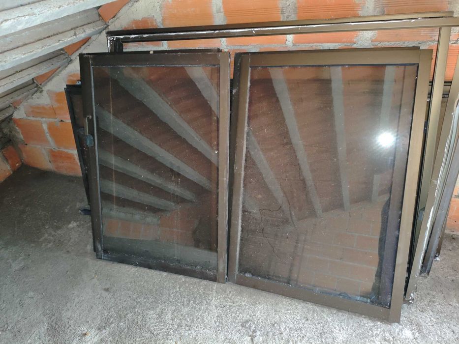 Porta e Janelas de alumínio castanho