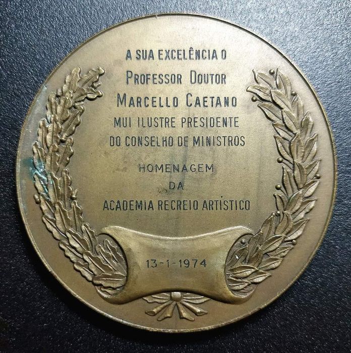 Medalha oferecida a Marcello Caetano pela Academia Recreio Artístico