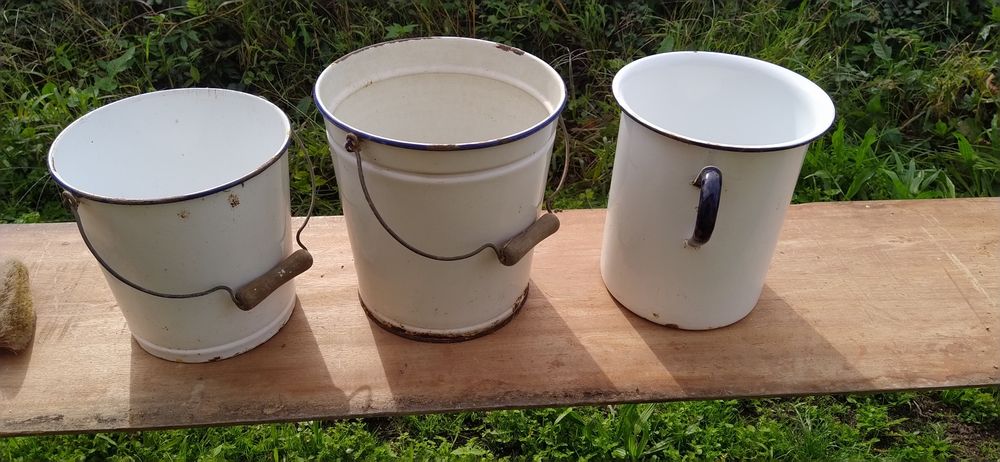 Dois baldes de esmalte e outro