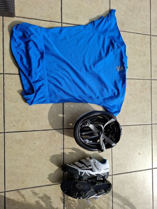 Sprzęt kolarski, kask, koszulka i buty