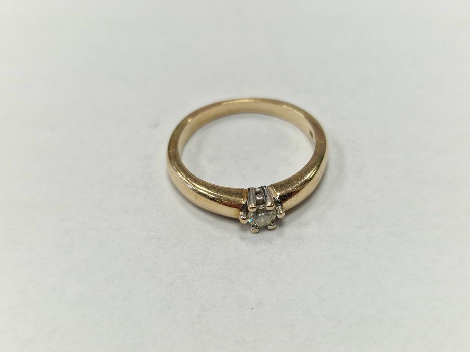 Złoty pierścionek/ 585/ 3.72 gram/ R14/ DIA 0.15 CT/ XX wiek/ żółte zł