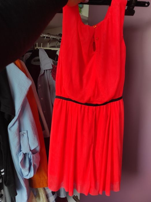 Різні нарядні святкові плаття для дівчинки