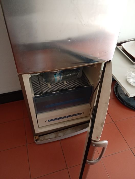 Geladeira usada.