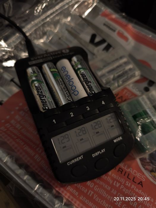 Ładowarka akumulatorków AA AAA cyfrowa