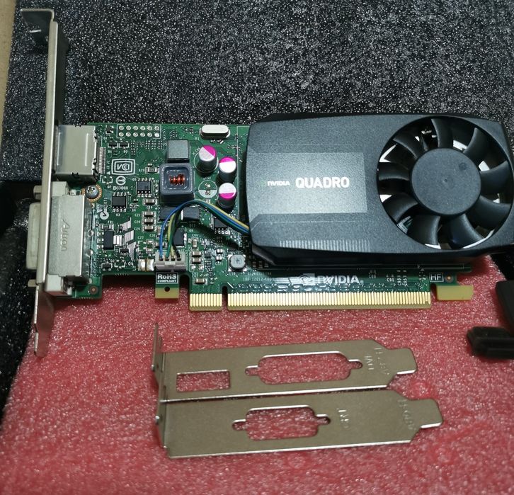 Nvidia Quadro k620 com cabos DVI_HDMI 
Com cabo de ligação, DVI /HDMI.
Com cabo de ligação, DVI /HDMI.