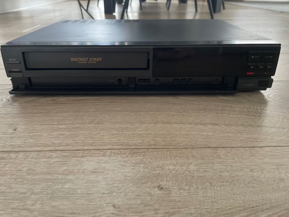 Magnetowid “Sanyo” VHR-7100EE plus pilot