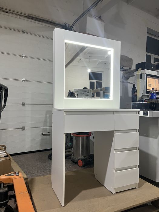 Туалетний столик з підсвіткою косметичний стіл дзеркало для макіяжу