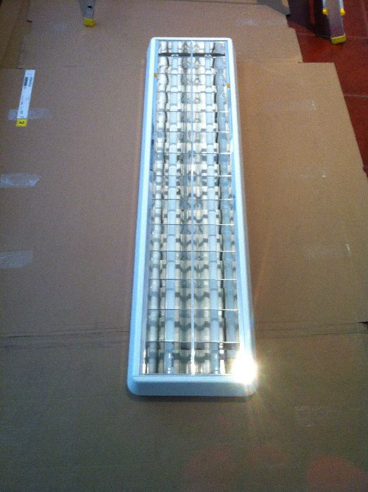 Luminárias com lâmpadas florescentes