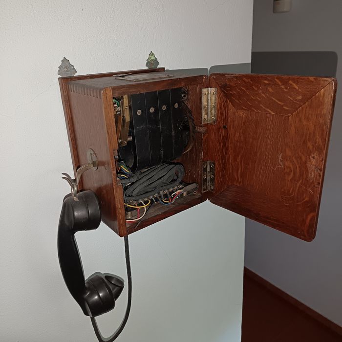 Telefone de Parede Antigo em Madeira e Baquelite (Anos 20/30) – Vintage