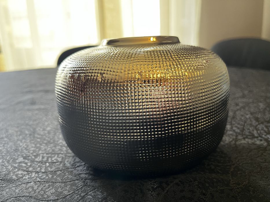 Vaso decorativo de cerâmica com acabamento prateado