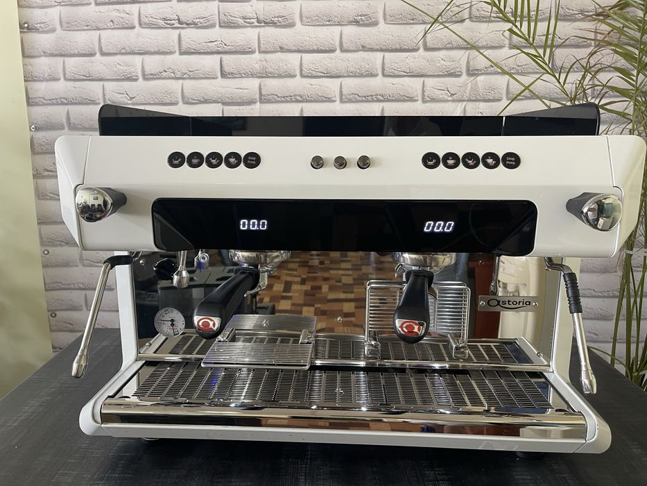 Кавова машина асторія коре 2022 рік стан наближений  до нового