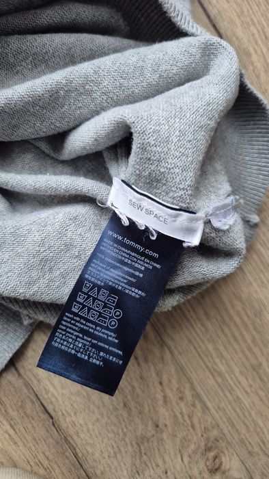 Sweter męski S Tommy Hilfiger 
Normalne ślady użytkowania I prania